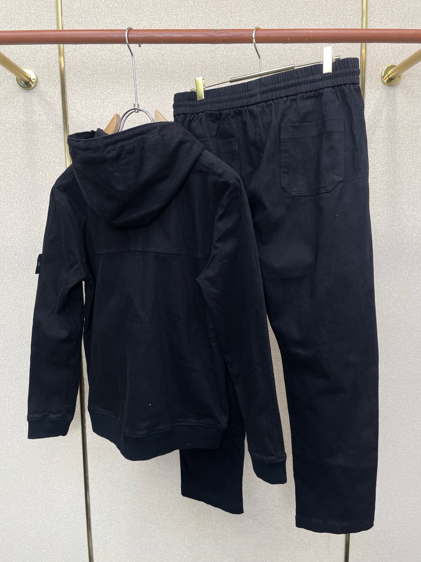 /套。STONE ISLAND石头岛💥独家专供新款专柜同款套装，高级感满满！细节精致高档，做工无可挑剔！进口面料 立体精