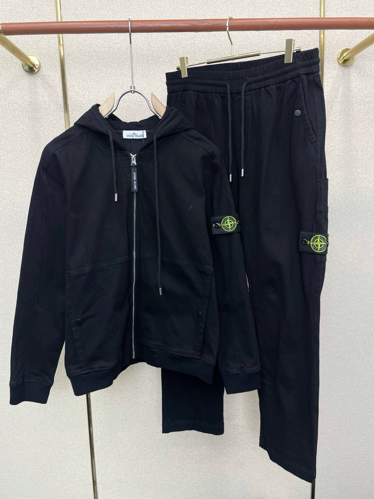 /套。STONE ISLAND石头岛💥独家专供新款专柜同款套装，高级感满满！细节精致高档，做工无可挑剔！进口面料 立体精