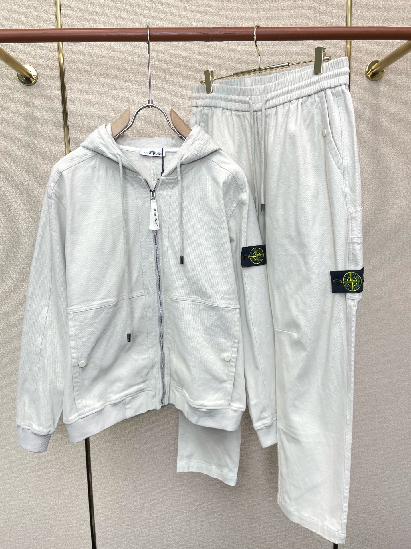 /套。STONE ISLAND石头岛💥独家专供新款专柜同款套装，高级感满满！细节精致高档，做工无可挑剔！进口面料 立体精