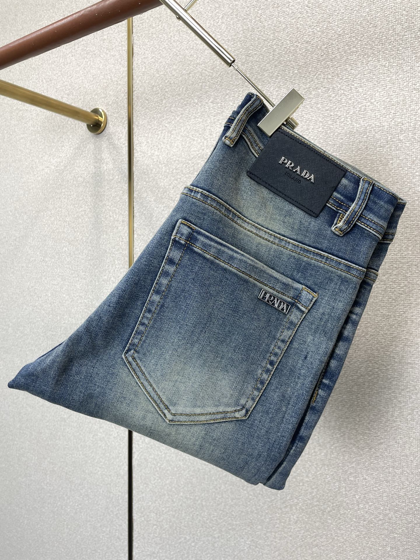 Prada普拉达💥独家专供新款休闲牛仔裤👖高端版本 专柜定制面料 透气舒适度高，细节无可挑剔，品牌元素设计理念，体现高品