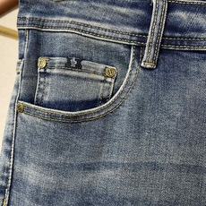 Moncler蒙口💥独家专供新款休闲牛仔裤👖高端版本 专柜定制面料 透气舒适度高,细节无可挑剔,品牌元素设计理念,体现高 Moncler蒙口💥独家专供新款休闲牛仔裤👖高端版本 专柜定制面料 透气舒适度高,细节无可挑剔,品牌元素设计理念,体现高