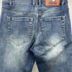 Moncler蒙口💥独家专供新款休闲牛仔裤👖高端版本 专柜定制面料 透气舒适度高,细节无可挑剔,品牌元素设计理念,体现高 Moncler蒙口💥独家专供新款休闲牛仔裤👖高端版本 专柜定制面料 透气舒适度高,细节无可挑剔,品牌元素设计理念,体现高