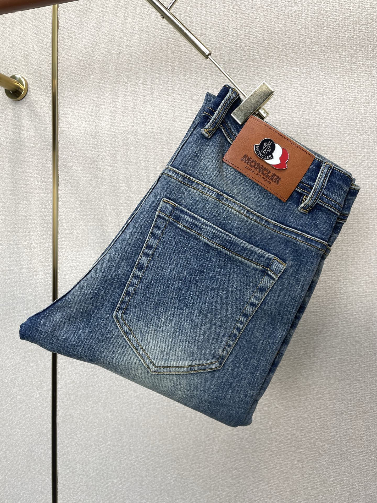Moncler蒙口💥独家专供新款休闲牛仔裤👖高端版本 专柜定制面料 透气舒适度高，细节无可挑剔，品牌元素设计理念，体现高