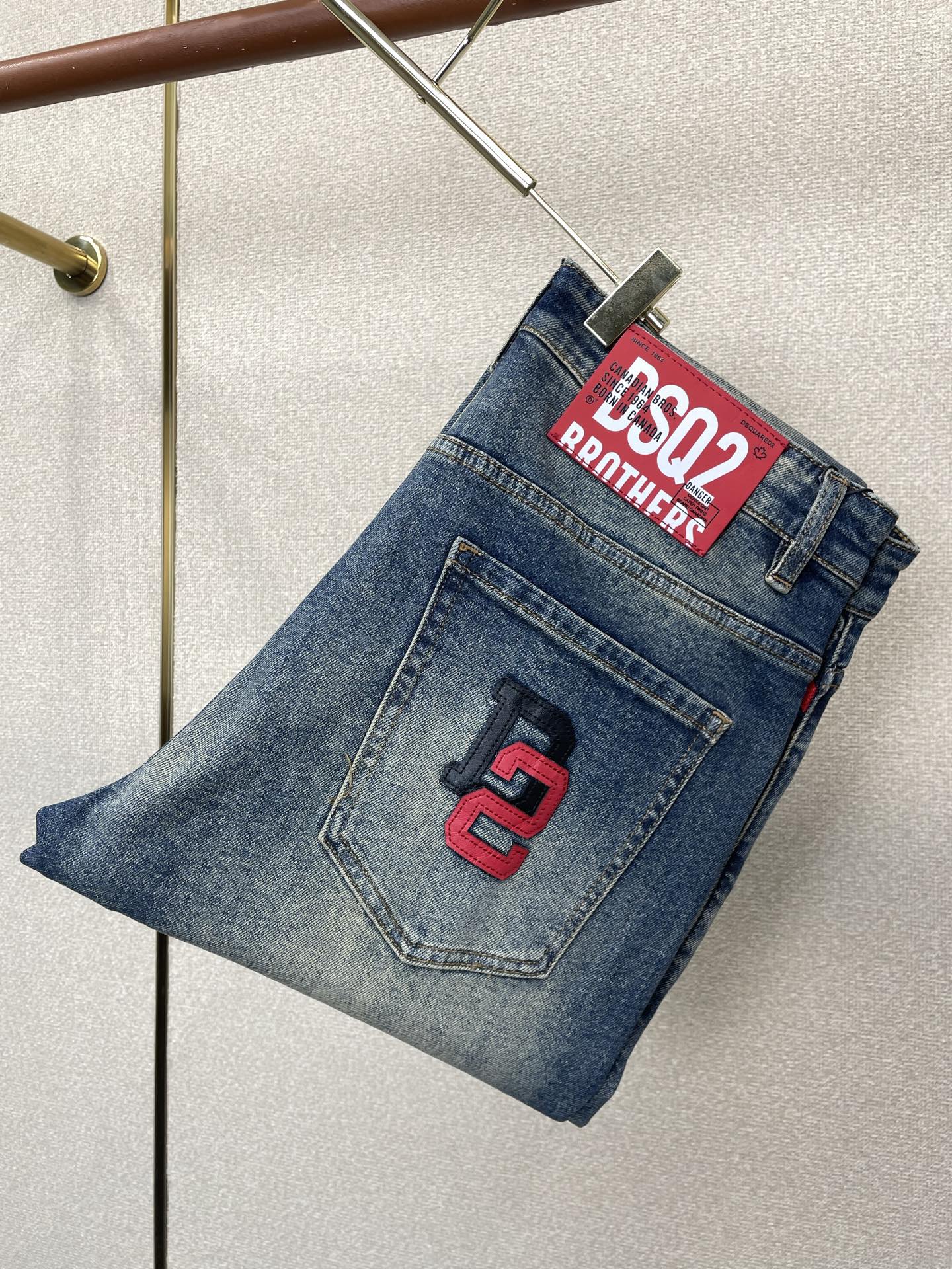 DSQUARED2第二次方💥独家专供新款休闲牛仔裤👖高端版本 专柜定制面料 透气舒适度高，细节无可挑剔，品牌元素设计理念