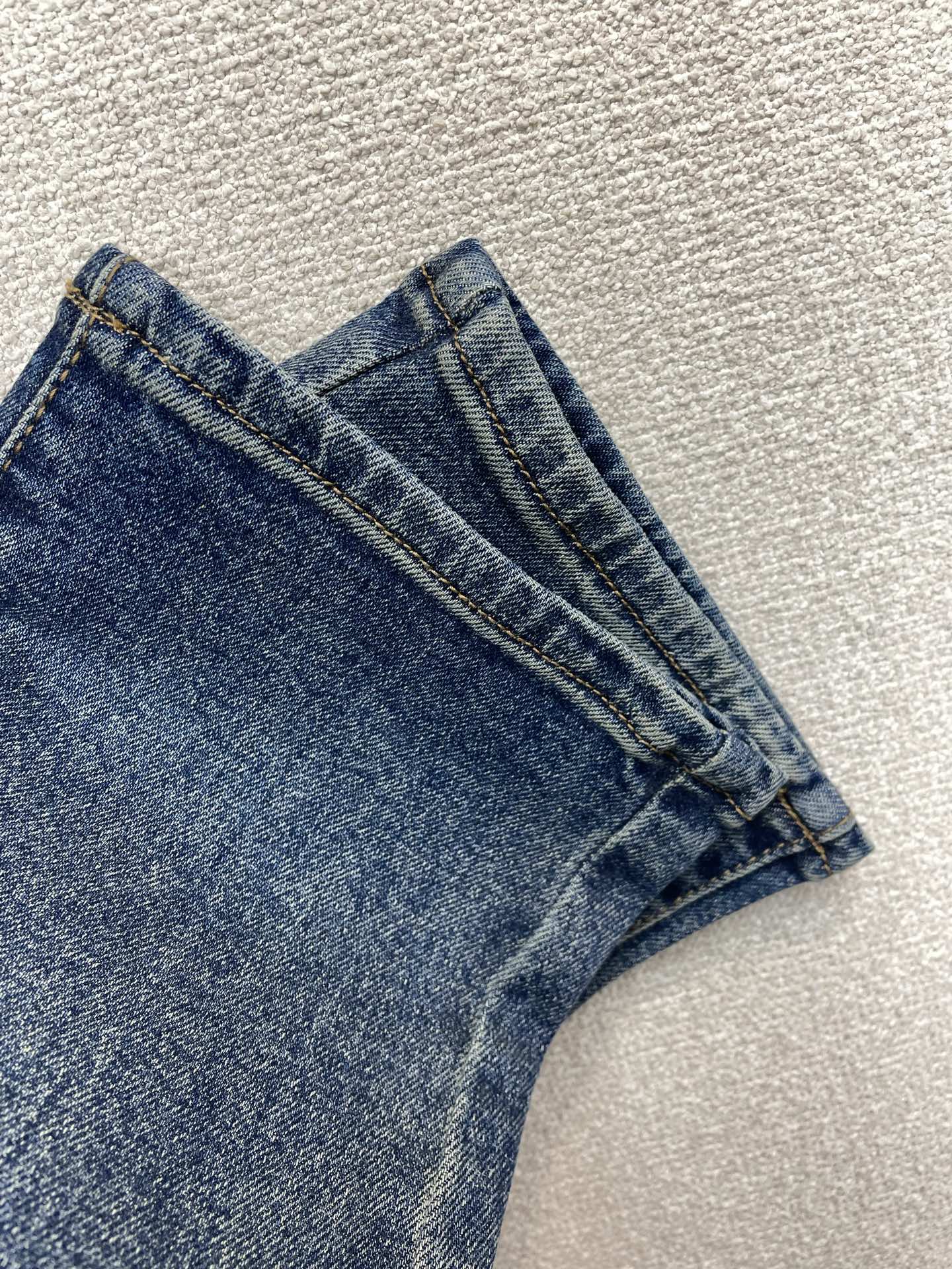 DSQUARED2第二次方💥独家专供新款休闲牛仔裤👖高端版本 专柜定制面料 透气舒适度高，细节无可挑剔，品牌元素设计理念
