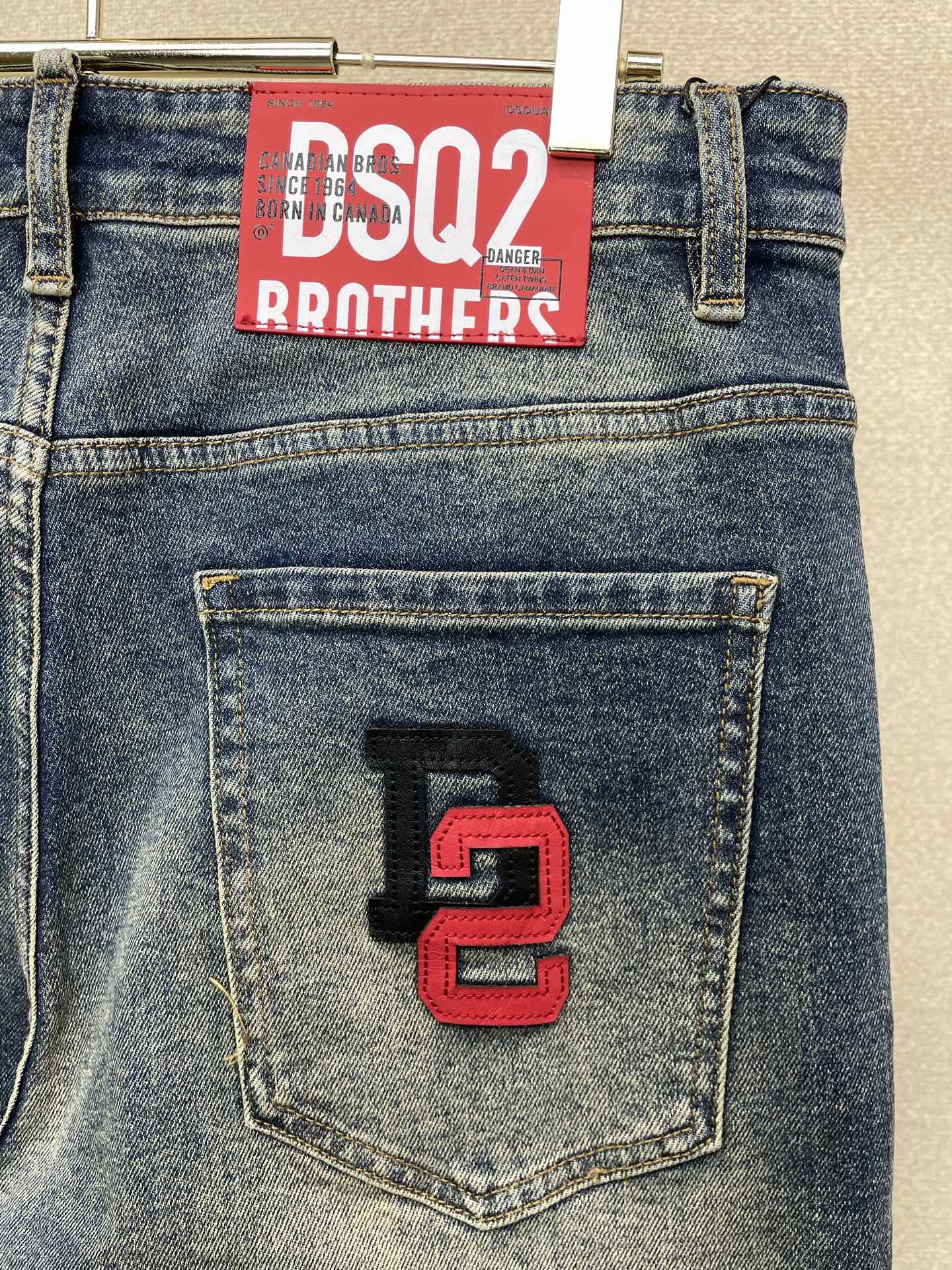 DSQUARED2第二次方💥独家专供新款休闲牛仔裤👖高端版本 专柜定制面料 透气舒适度高，细节无可挑剔，品牌元素设计理念