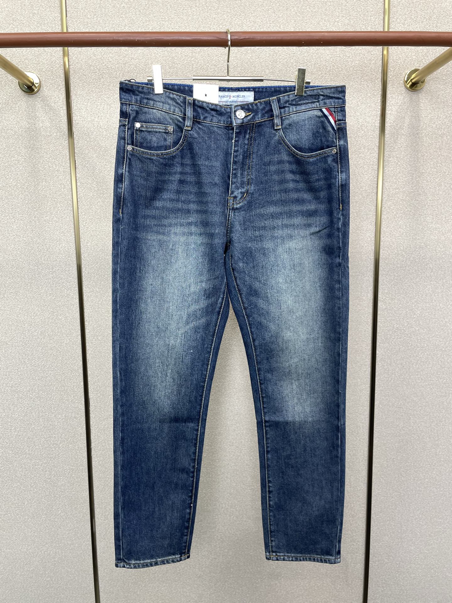 Moncler蒙口💥独家专供新款休闲牛仔裤👖高端版本 专柜定制面料 透气舒适度高，细节无可挑剔，品牌元素设计理念，体现高