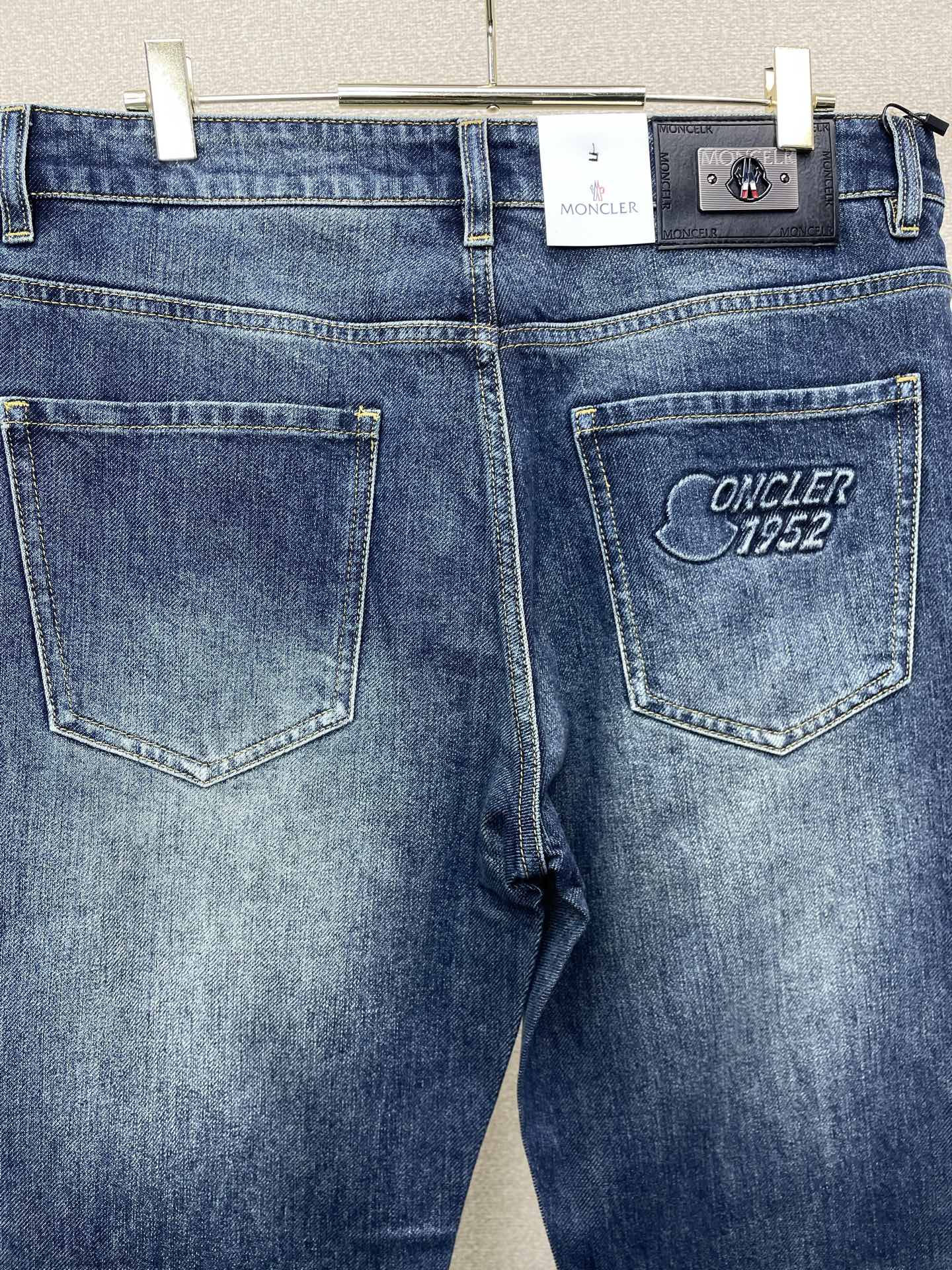 Moncler蒙口💥独家专供新款休闲牛仔裤👖高端版本 专柜定制面料 透气舒适度高，细节无可挑剔，品牌元素设计理念，体现高
