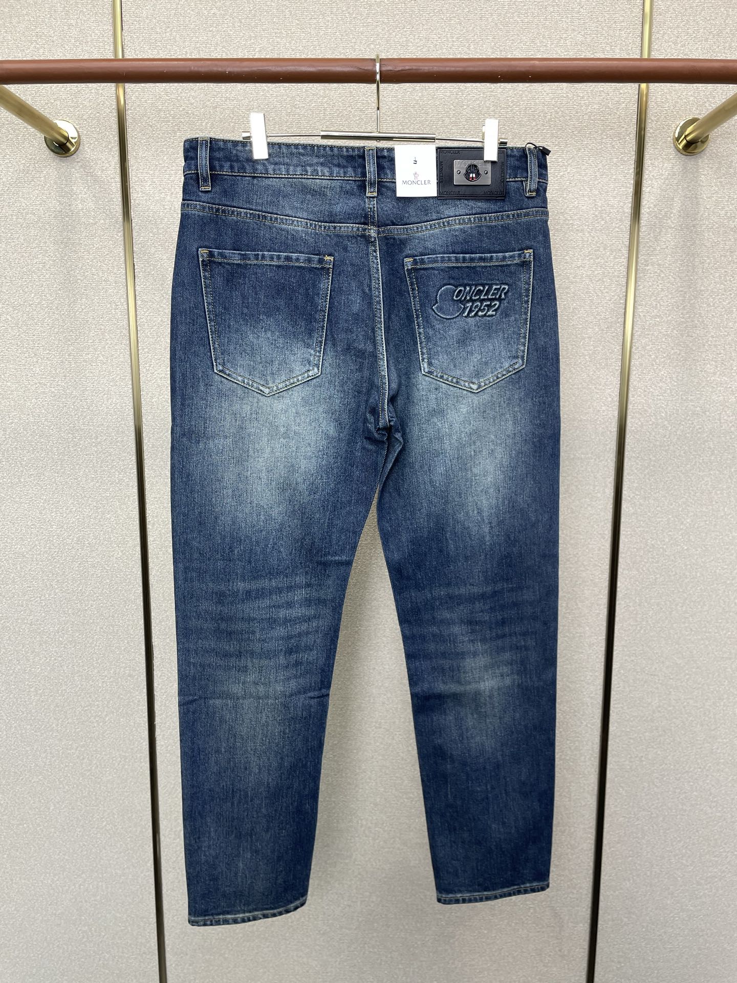 Moncler蒙口💥独家专供新款休闲牛仔裤👖高端版本 专柜定制面料 透气舒适度高，细节无可挑剔，品牌元素设计理念，体现高