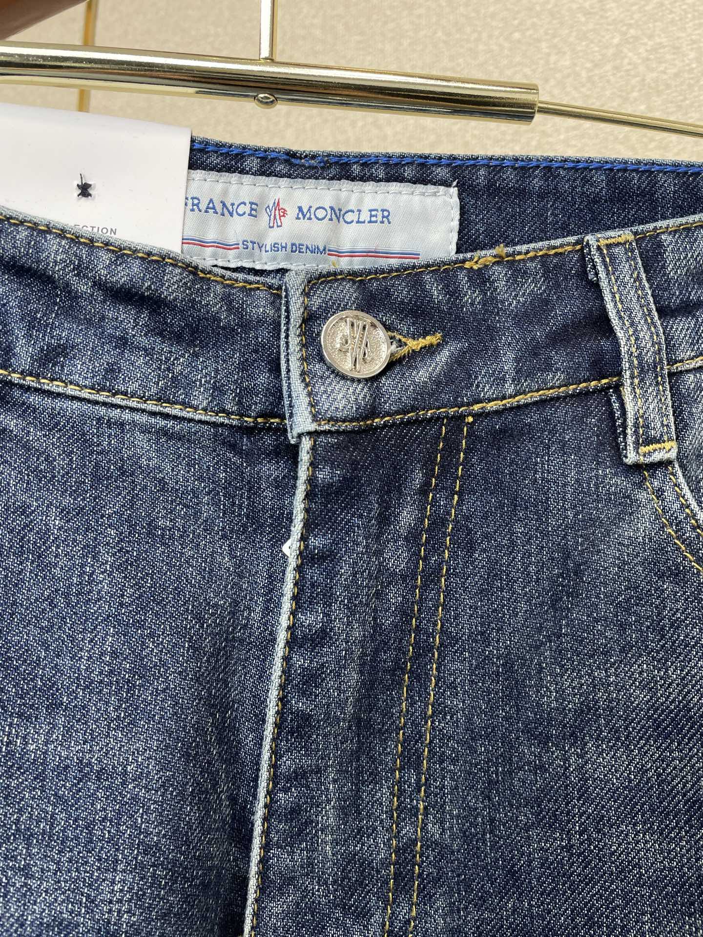 Moncler蒙口💥独家专供新款休闲牛仔裤👖高端版本 专柜定制面料 透气舒适度高，细节无可挑剔，品牌元素设计理念，体现高