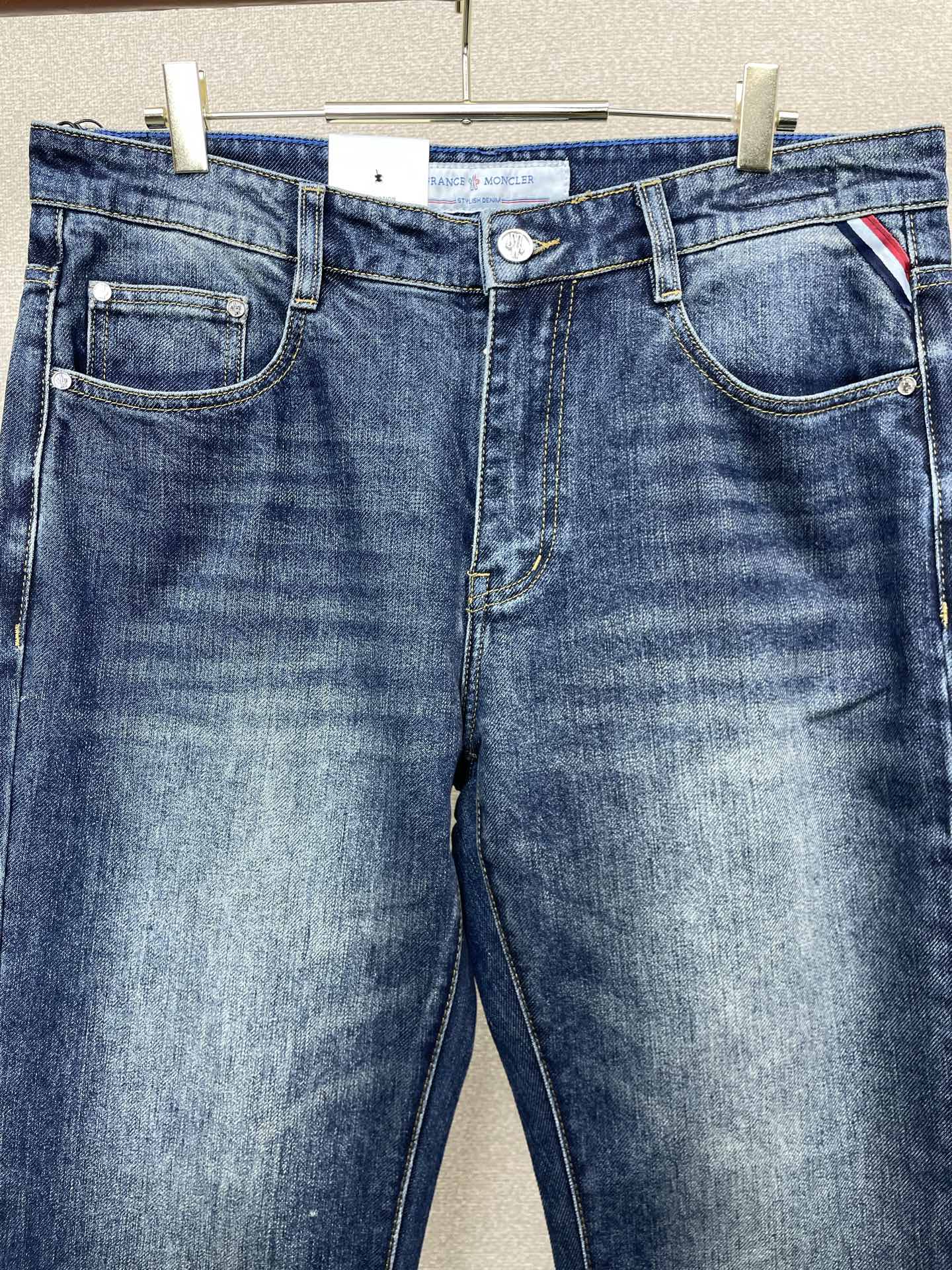 Moncler蒙口💥独家专供新款休闲牛仔裤👖高端版本 专柜定制面料 透气舒适度高，细节无可挑剔，品牌元素设计理念，体现高