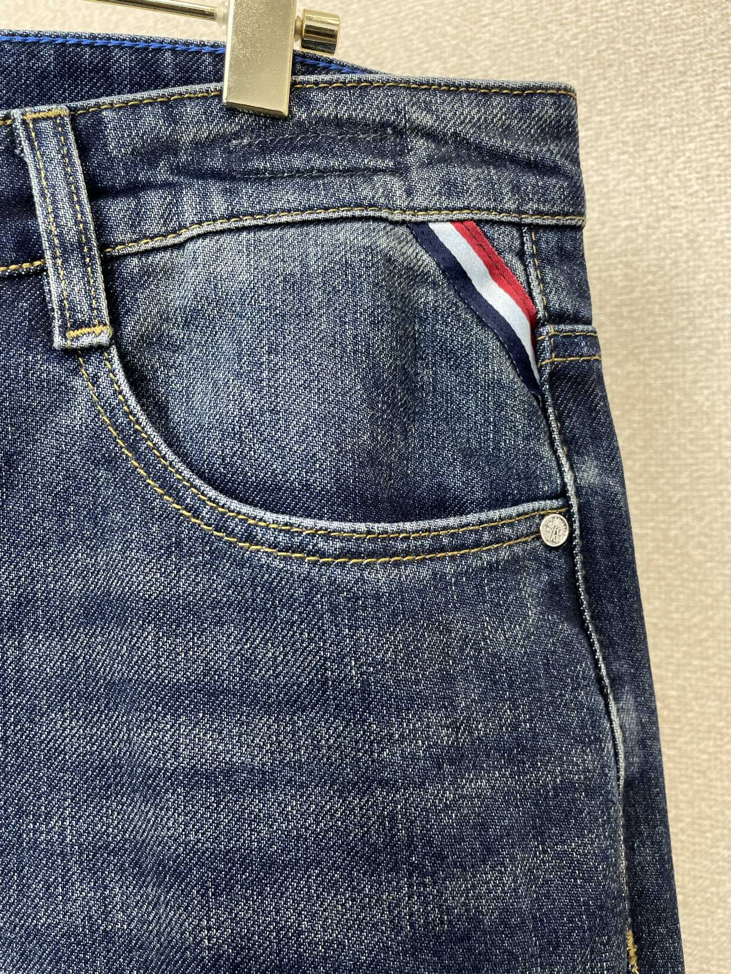 Moncler蒙口💥独家专供新款休闲牛仔裤👖高端版本 专柜定制面料 透气舒适度高，细节无可挑剔，品牌元素设计理念，体现高