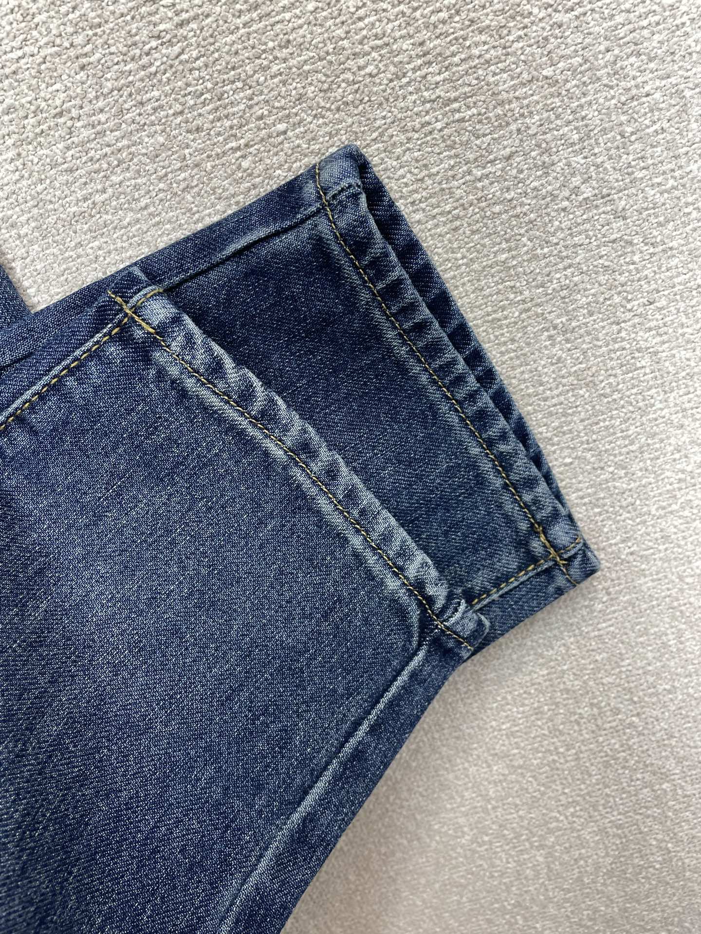 Moncler蒙口💥独家专供新款休闲牛仔裤👖高端版本 专柜定制面料 透气舒适度高，细节无可挑剔，品牌元素设计理念，体现高