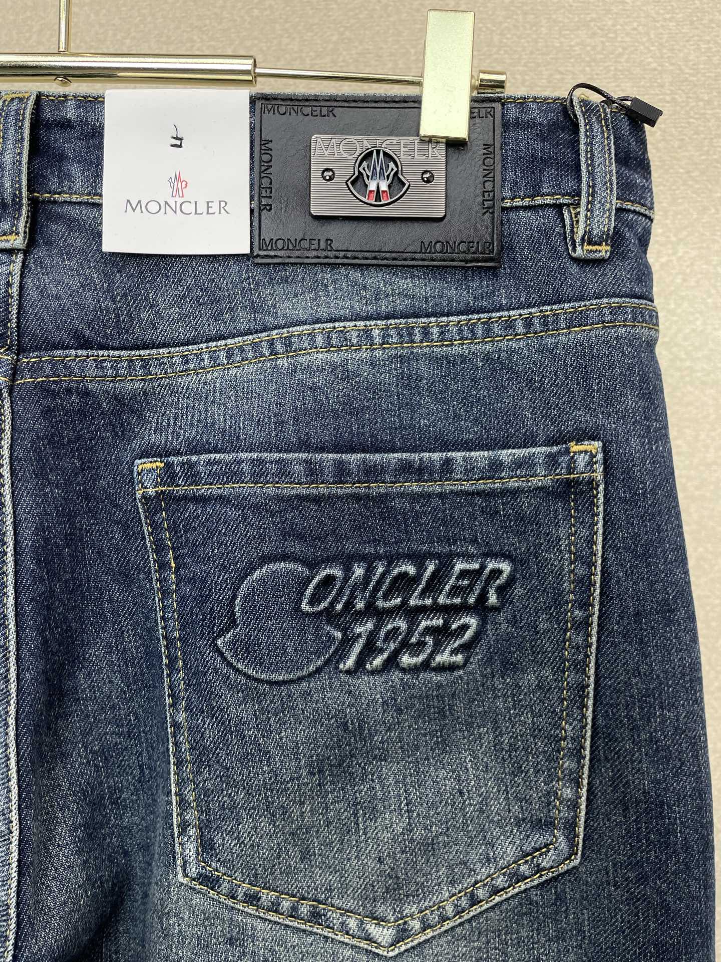Moncler蒙口💥独家专供新款休闲牛仔裤👖高端版本 专柜定制面料 透气舒适度高，细节无可挑剔，品牌元素设计理念，体现高