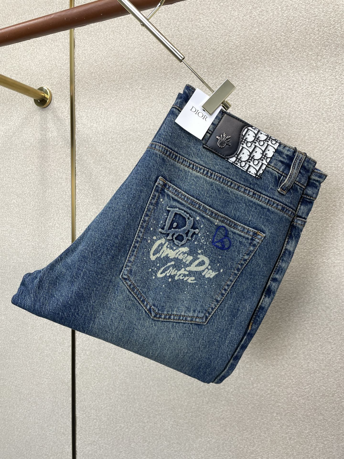 Dior迪奥💥独家专供新款休闲牛仔裤👖高端版本 专柜定制面料 透气舒适度高，细节无可挑剔，品牌元素设计理念，体现高品质。