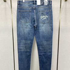 Dior迪奥💥独家专供新款休闲牛仔裤👖高端版本 专柜定制面料 透气舒适度高,细节无可挑剔,品牌元素设计理念,体现高品质。 Dior迪奥💥独家专供新款休闲牛仔裤👖高端版本 专柜定制面料 透气舒适度高,细节无可挑剔,品牌元素设计理念,体现高品质。