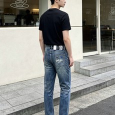 Dior迪奥💥独家专供新款休闲牛仔裤👖高端版本 专柜定制面料 透气舒适度高,细节无可挑剔,品牌元素设计理念,体现高品质。 Dior迪奥💥独家专供新款休闲牛仔裤👖高端版本 专柜定制面料 透气舒适度高,细节无可挑剔,品牌元素设计理念,体现高品质。