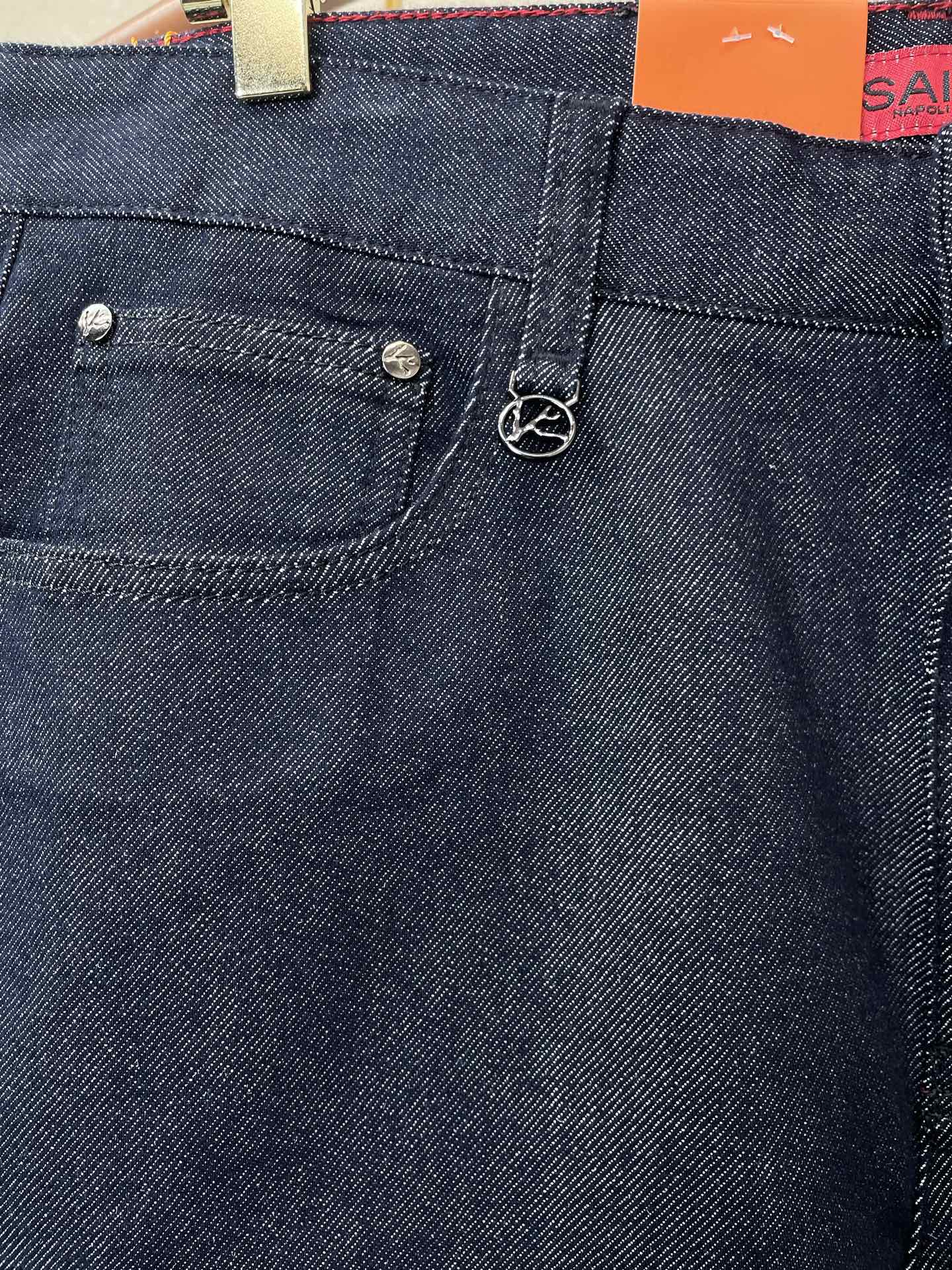 ISAIA💥独家专供新款休闲牛仔裤👖高端版本 专柜定制面料 透气舒适度高，细节无可挑剔，品牌元素设计理念，体现高品质。手