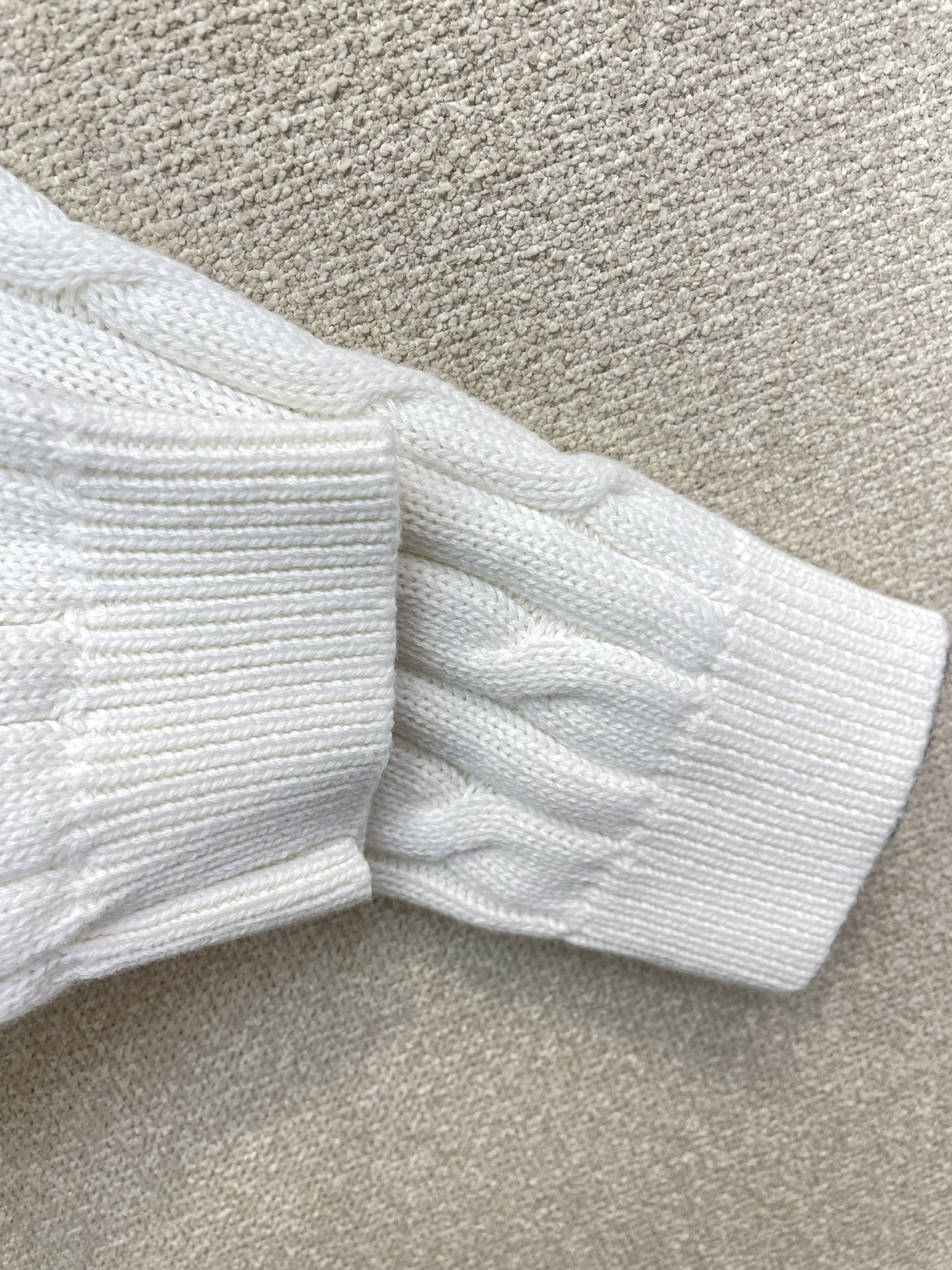 Prada普拉达👚独家专供👚新款女装休闲毛衣开衫 高端版本！独特设计 专柜定制面料 透气舒适度高，细节无可挑剔，品牌元素