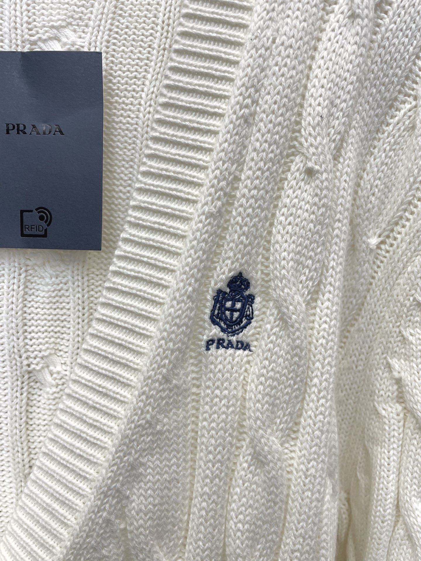 Prada普拉达👚独家专供👚新款女装休闲毛衣开衫 高端版本！独特设计 专柜定制面料 透气舒适度高，细节无可挑剔，品牌元素