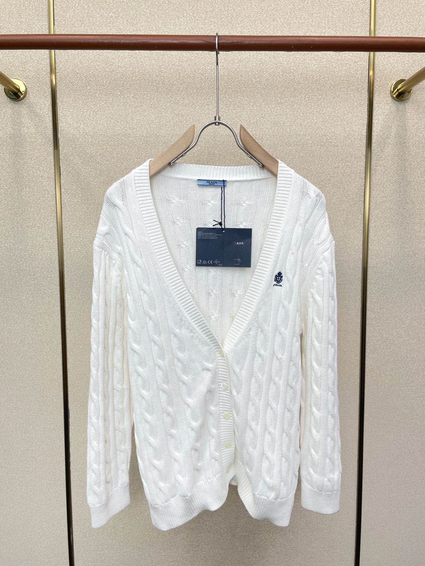 Prada普拉达👚独家专供👚新款女装休闲毛衣开衫 高端版本！独特设计 专柜定制面料 透气舒适度高，细节无可挑剔，品牌元素
