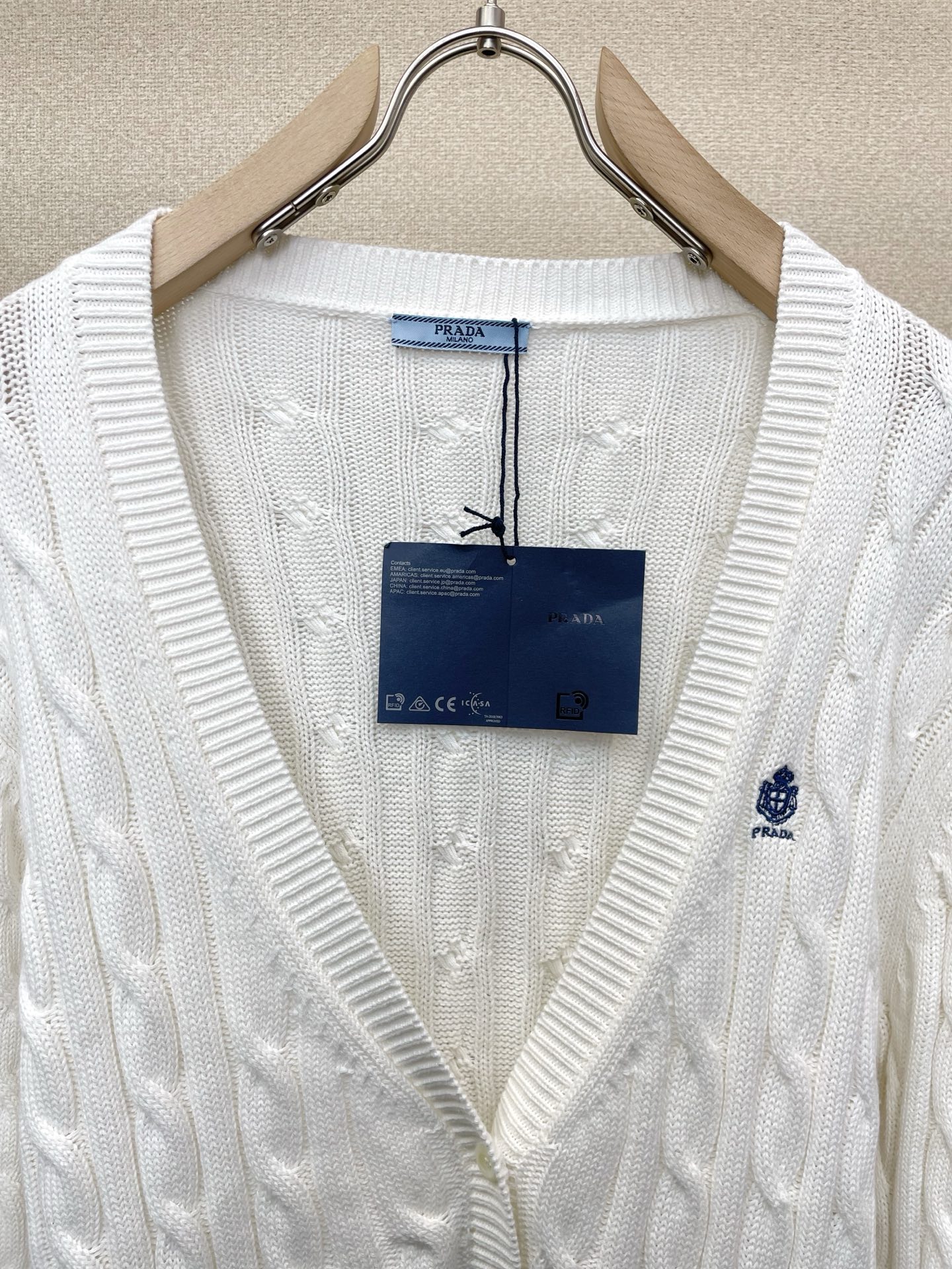 Prada普拉达👚独家专供👚新款女装休闲毛衣开衫 高端版本！独特设计 专柜定制面料 透气舒适度高，细节无可挑剔，品牌元素