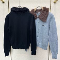 LOEWE罗意威👚独家专供👚新款女装休闲毛领毛衣 高端版本!独特设计 专柜定制面料 透气舒适度高,细节无可挑剔,品牌元素 LOEWE罗意威👚独家专供👚新款女装休闲毛领毛衣 高端版本!独特设计 专柜定制面料 透气舒适度高,细节无可挑剔,品牌元素