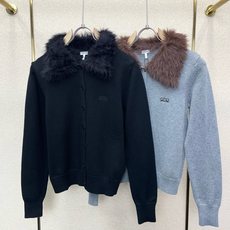 LOEWE罗意威👚独家专供👚新款女装休闲毛领毛衣 高端版本!独特设计 专柜定制面料 透气舒适度高,细节无可挑剔,品牌元素 LOEWE罗意威👚独家专供👚新款女装休闲毛领毛衣 高端版本!独特设计 专柜定制面料 透气舒适度高,细节无可挑剔,品牌元素
