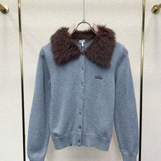 LOEWE罗意威👚独家专供👚新款女装休闲毛领毛衣 高端版本!独特设计 专柜定制面料 透气舒适度高,细节无可挑剔,品牌元素 LOEWE罗意威👚独家专供👚新款女装休闲毛领毛衣 高端版本!独特设计 专柜定制面料 透气舒适度高,细节无可挑剔,品牌元素