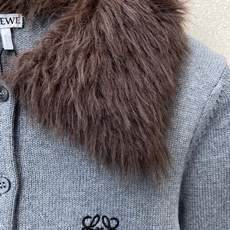 LOEWE罗意威👚独家专供👚新款女装休闲毛领毛衣 高端版本!独特设计 专柜定制面料 透气舒适度高,细节无可挑剔,品牌元素 LOEWE罗意威👚独家专供👚新款女装休闲毛领毛衣 高端版本!独特设计 专柜定制面料 透气舒适度高,细节无可挑剔,品牌元素