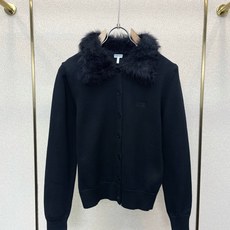 LOEWE罗意威👚独家专供👚新款女装休闲毛领毛衣 高端版本!独特设计 专柜定制面料 透气舒适度高,细节无可挑剔,品牌元素 LOEWE罗意威👚独家专供👚新款女装休闲毛领毛衣 高端版本!独特设计 专柜定制面料 透气舒适度高,细节无可挑剔,品牌元素