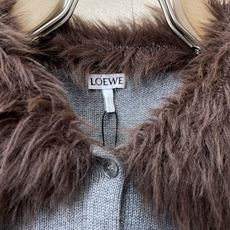LOEWE罗意威👚独家专供👚新款女装休闲毛领毛衣 高端版本!独特设计 专柜定制面料 透气舒适度高,细节无可挑剔,品牌元素 LOEWE罗意威👚独家专供👚新款女装休闲毛领毛衣 高端版本!独特设计 专柜定制面料 透气舒适度高,细节无可挑剔,品牌元素