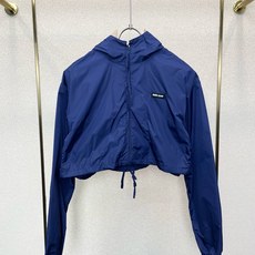 Miumiu谬谬👚独家专供👚新款女装休闲夹克 高端版本!独特设计 专柜定制面料 透气舒适度高,细节无可挑剔,品牌元素设计 Miumiu谬谬👚独家专供👚新款女装休闲夹克 高端版本!独特设计 专柜定制面料 透气舒适度高,细节无可挑剔,品牌元素设计