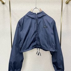 Miumiu谬谬👚独家专供👚新款女装休闲夹克 高端版本!独特设计 专柜定制面料 透气舒适度高,细节无可挑剔,品牌元素设计 Miumiu谬谬👚独家专供👚新款女装休闲夹克 高端版本!独特设计 专柜定制面料 透气舒适度高,细节无可挑剔,品牌元素设计