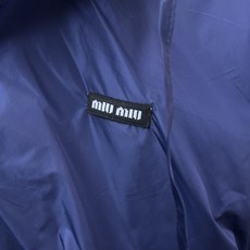 Miumiu谬谬👚独家专供👚新款女装休闲夹克 高端版本!独特设计 专柜定制面料 透气舒适度高,细节无可挑剔,品牌元素设计 Miumiu谬谬👚独家专供👚新款女装休闲夹克 高端版本!独特设计 专柜定制面料 透气舒适度高,细节无可挑剔,品牌元素设计