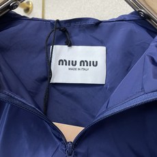 Miumiu谬谬👚独家专供👚新款女装休闲夹克 高端版本!独特设计 专柜定制面料 透气舒适度高,细节无可挑剔,品牌元素设计 Miumiu谬谬👚独家专供👚新款女装休闲夹克 高端版本!独特设计 专柜定制面料 透气舒适度高,细节无可挑剔,品牌元素设计
