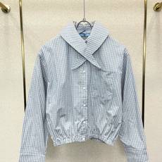 Prada普拉达👚独家专供👚新款女装休闲外套 高端版本!独特设计 专柜定制面料 透气舒适度高,细节无可挑剔,品牌元素设计 Prada普拉达👚独家专供👚新款女装休闲外套 高端版本!独特设计 专柜定制面料 透气舒适度高,细节无可挑剔,品牌元素设计