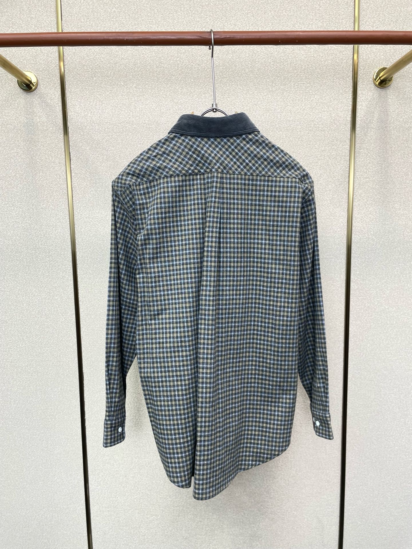 Miumiu谬谬👚独家专供👚新款女装休闲衬衫高端版本！独特设计 专柜定制面料 透气舒适度高，细节无可挑剔，品牌元素设计理