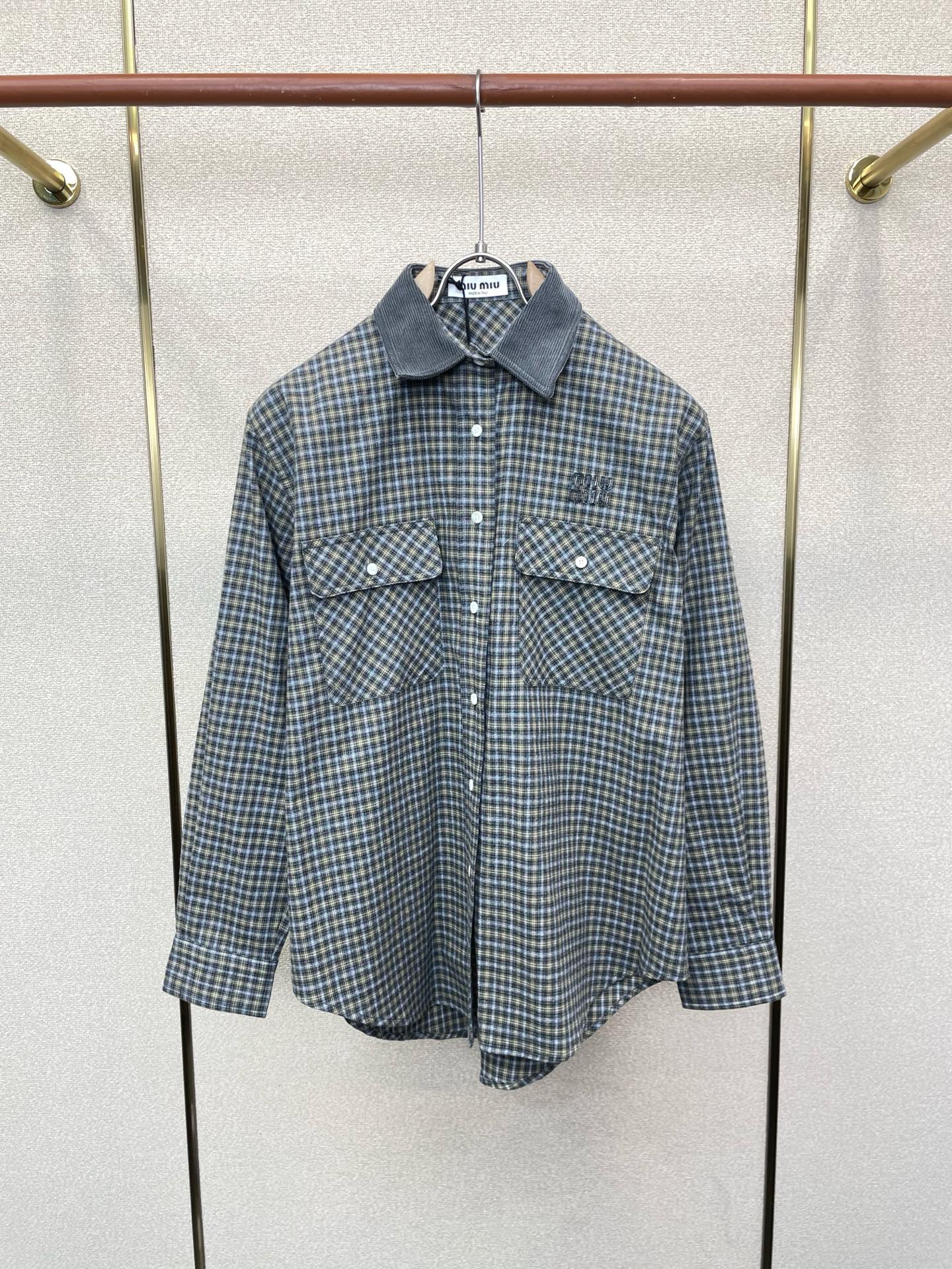 Miumiu谬谬👚独家专供👚新款女装休闲衬衫高端版本！独特设计 专柜定制面料 透气舒适度高，细节无可挑剔，品牌元素设计理