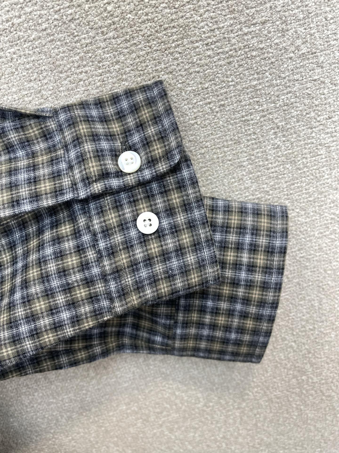 Miumiu谬谬👚独家专供👚新款女装休闲衬衫高端版本！独特设计 专柜定制面料 透气舒适度高，细节无可挑剔，品牌元素设计理