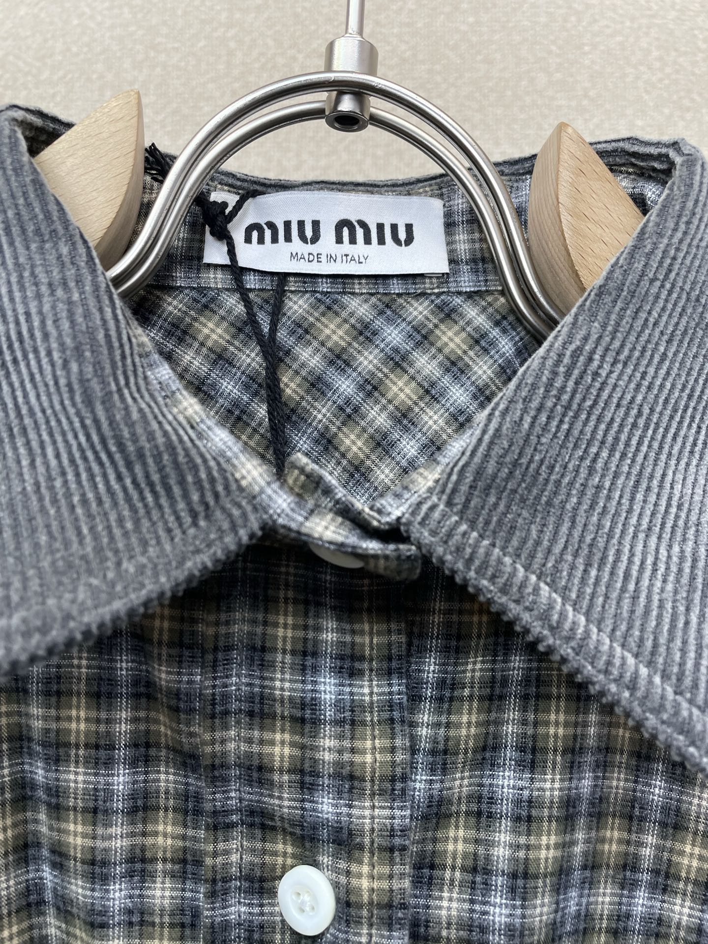 Miumiu谬谬👚独家专供👚新款女装休闲衬衫高端版本！独特设计 专柜定制面料 透气舒适度高，细节无可挑剔，品牌元素设计理