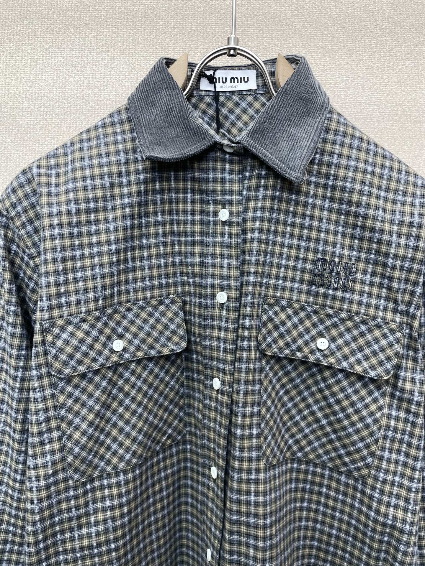 Miumiu谬谬👚独家专供👚新款女装休闲衬衫高端版本！独特设计 专柜定制面料 透气舒适度高，细节无可挑剔，品牌元素设计理