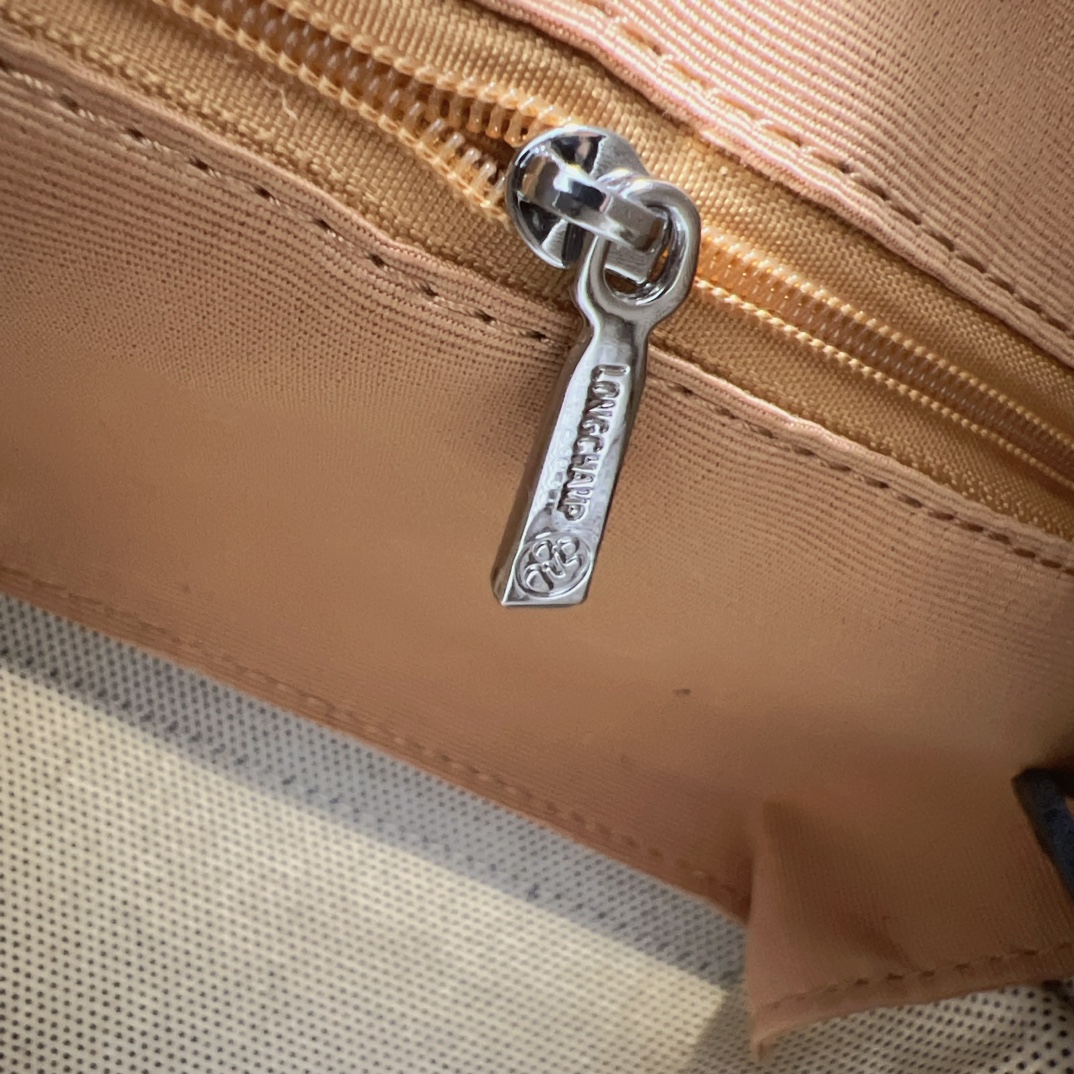 Custom hardware and zipper pulls. Features crisp, defined hot-stamping a - Comprehensive 3