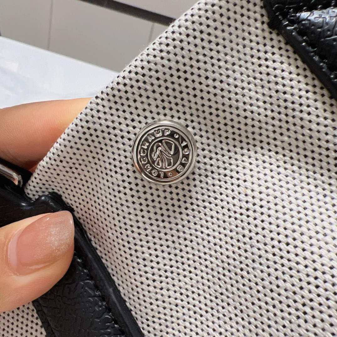Custom hardware and zipper pulls. Features crisp, defined hot-stamping a - Comprehensive 4