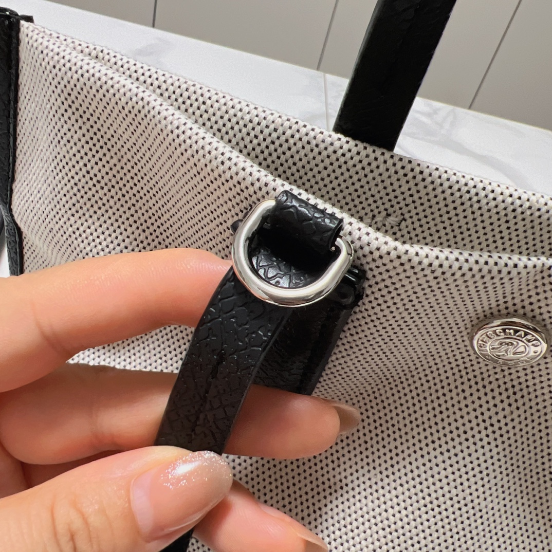 Custom hardware and zipper pulls. Features crisp, defined hot-stamping a - Comprehensive 5