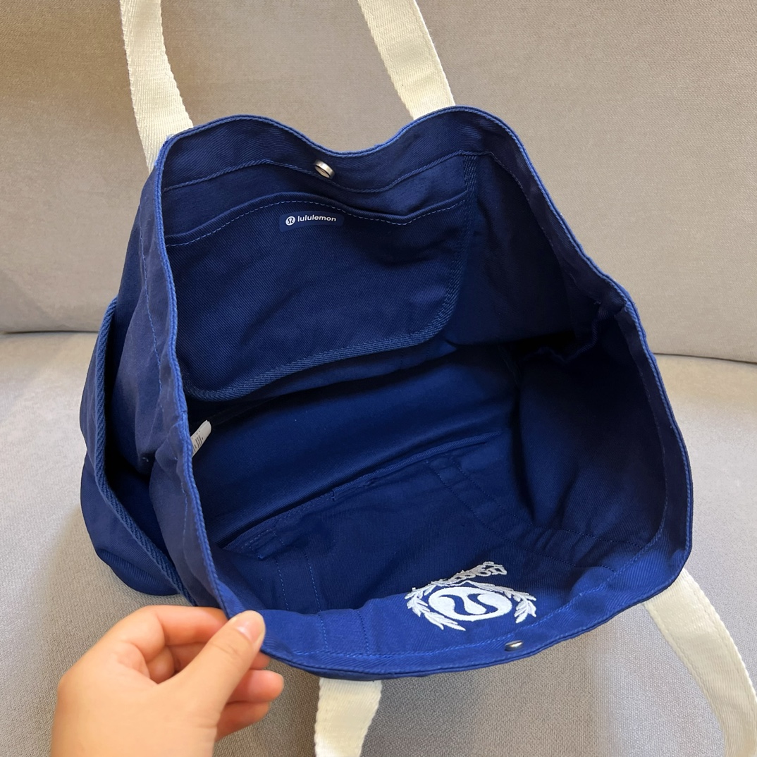 A refined, minimalist tote bag designed with a supple yet structured - Comprehensive 9