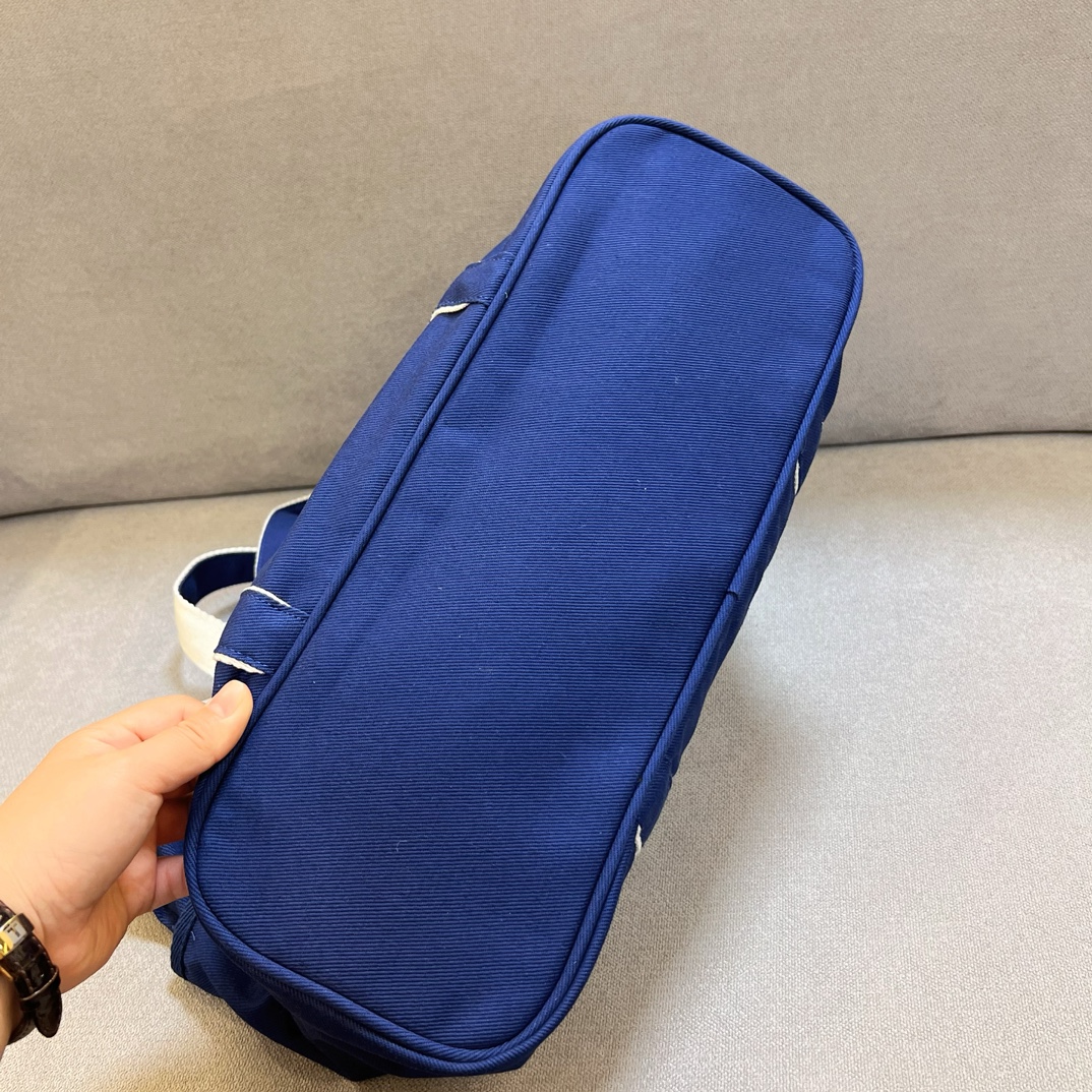 A refined, minimalist tote bag designed with a supple yet structured - Comprehensive 4