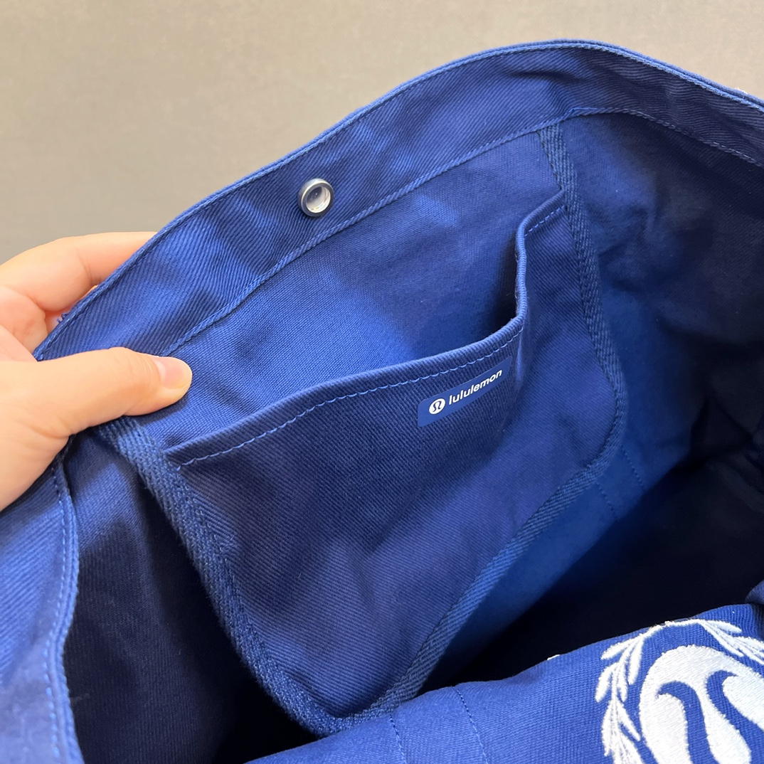A refined, minimalist tote bag designed with a supple yet structured - Comprehensive 7