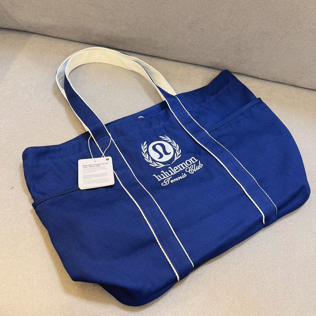 A refined, minimalist tote bag designed with a supple yet structured - Comprehensive 5