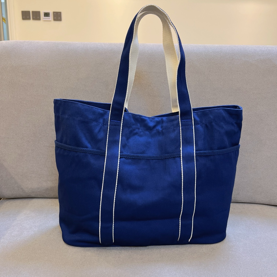 A refined, minimalist tote bag designed with a supple yet structured - Comprehensive 3